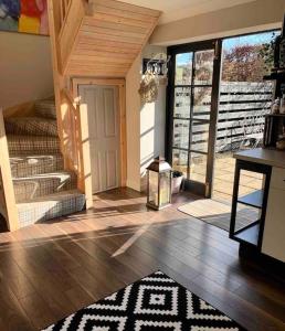 The Old Dairy - Romantic Country Apartment with Hot Tub & Log Burner