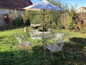 Maisons de vacances Pleasant cottage in Le Veurdre with private garden : photos des chambres