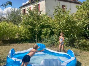 Maisons de vacances Pleasant cottage in Le Veurdre with private garden : photos des chambres