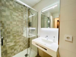 Sky Garden & seasonal pool views by ELE Apartments