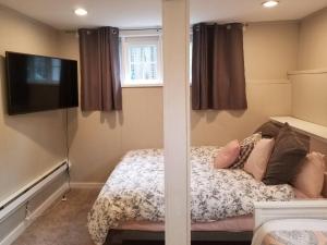 Central 2 bedroom unit with 3 beds and 3 large TVs