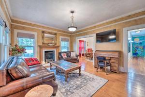 Burgaw House w Large Covered Porch & Swing!