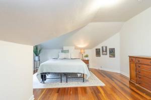 Large funky 2 or 3 bedroom unit in prime location