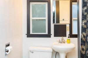 Large funky 2 or 3 bedroom unit in prime location