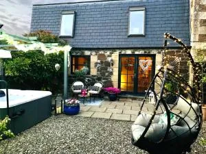The Old Dairy - Romantic Country Apartment with Hot Tub & Log Burner - Pitlessie