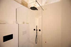 Suite con bañera de hidromasaje y cama grande