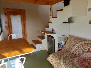 Preciosa mini-casa-bote bien ubicada y linda vista