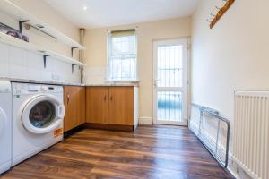 Chestnut Heritage,- Large & Cheerful 5 bedroom house with free parking