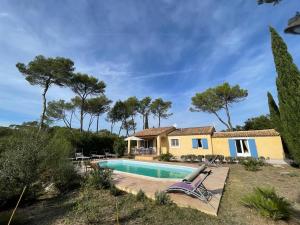 Villas Charmante Villa avec piscine chauffee et terrain de petanque : photos des chambres