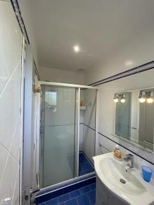 Villas Charmante Villa avec piscine chauffee et terrain de petanque : photos des chambres