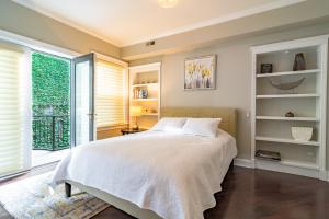 Luxurious Gold Coast 4BR 4-Story Villa with Parking Sleeps 12 Guests