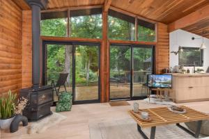 Black River Haus - Scandinavian Riverfront Cabin Muskoka