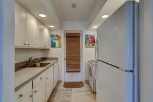 2 BR Condo Full Kitchen Two Kings Bikes & Beach Gear included