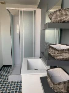 Maisons de vacances 38 Maison entiere,place de parking et garage pour moto velo a la demande : photos des chambres