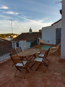 Balcón de la Moreria con leña