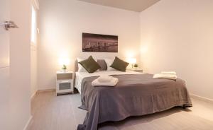 Apt w BeachMountain Views, Pool and Parking