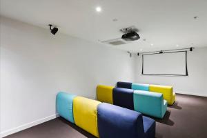 17 Floor Waterfront Apartment Docklands 2BR 2Car