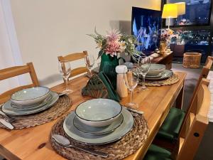 17 Floor Waterfront Apartment Docklands 2BR 2Car