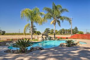Near Wineries Elk Grove Getaway with Saltwater Pool