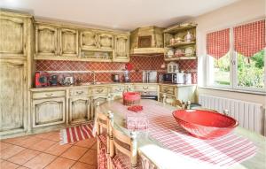 Maisons de vacances Nice home in Le Lardin with 3 Bedrooms, WiFi and Outdoor swimming pool : photos des chambres