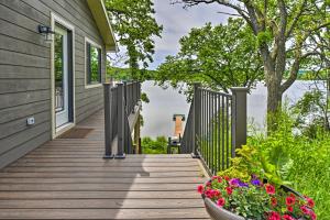 ‘Happy’s Haven’ Cabin w Gas Grill & Fire Pit!
