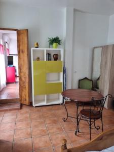 Appartements F2 climatise proche des Thermes : photos des chambres