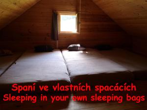 Srub na svahu sjezdovky v Radvanicích