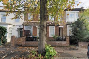 Stunning, large 1 bed riverside flat