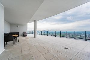 Amazing 3 Bed 4 Bath Penthouse with Roof Top Terrace close to Airport