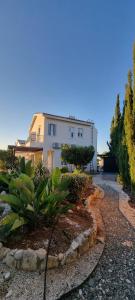 Fab Sea and Mountain View Villa, walking distance from the Sandy Beach
