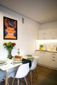 oompH Warsaw Center Well Designed Apartment with Balcony