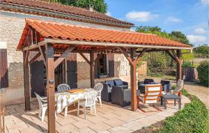 Maisons de vacances Amazing home in Douzillac with 4 Bedrooms and Outdoor swimming pool : photos des chambres