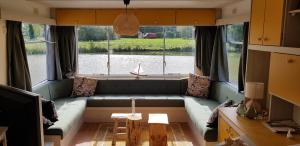 Carafun met buitenbad aan het water