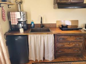 Upstairs Historic 1 Bedroom 1 Bath Suite with Mini-Kitchen, Porch & River Views