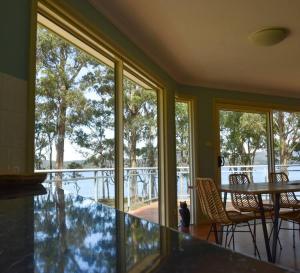 Tall Trees- Forest hideaway on Hastings Lagoon