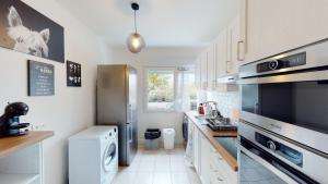 Live Like a Local Stylish 2BR with Balcony & Parking