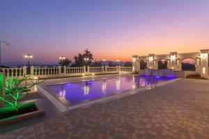 StayVistas Lake La Vie - Tranquil Lake-View Villa Amidst Farmland with Pool and Poolside Gazebo - Proximity to Sula