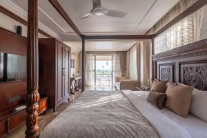 StayVistas Lake La Vie - Tranquil Lake-View Villa Amidst Farmland with Pool and Poolside Gazebo - Proximity to Sula