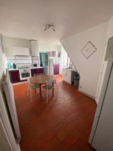 Appart 67 pers dans grande maison et cour privative