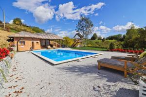 Holiday Home Grga with Jacuzzi and Swimming Pool 