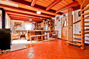 Holiday Home Grga with Jacuzzi and Swimming Pool 