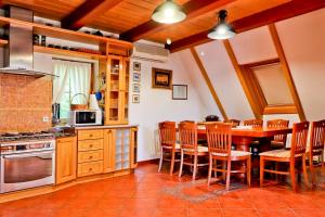Holiday Home Grga with Jacuzzi and Swimming Pool 