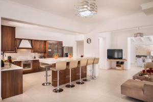 Villa Almyros 5 Bedroom Luxurious Villa close to the beach