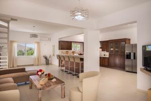 Villa Almyros 5 Bedroom Luxurious Villa close to the beach