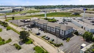 Comfort Inn & Suites St Louis-Hazelwood - Berkeley