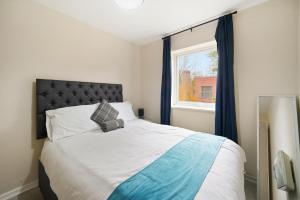 Peaceful 2BR Flat with Historic Bottle Kilns View & Free Parking Located near City Centre