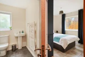 Peaceful 2BR Flat with Historic Bottle Kilns View & Free Parking Located near City Centre - 莱姆河下游的纽卡尔斯