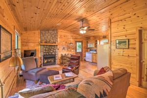 obrázek - Mountain View Cabin with Wraparound Deck!