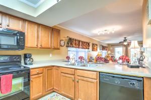 Sleek Pensacola Beach Condo Patio, Walk to Beach