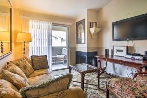 Pet-Friendly Las Vegas Condo 1 Mi to the Strip!